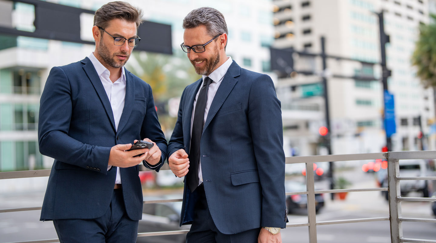 Professionnel en déplacement utilisant application de communication unifiée sur smartphone